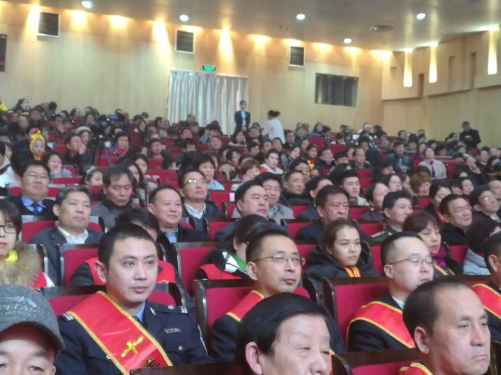 2-趙振元同志與袁三軍市委書記、市人大主任李明楨、市政協主席談得勝、駐鞏義部隊首長等一起觀看晚會.jpg